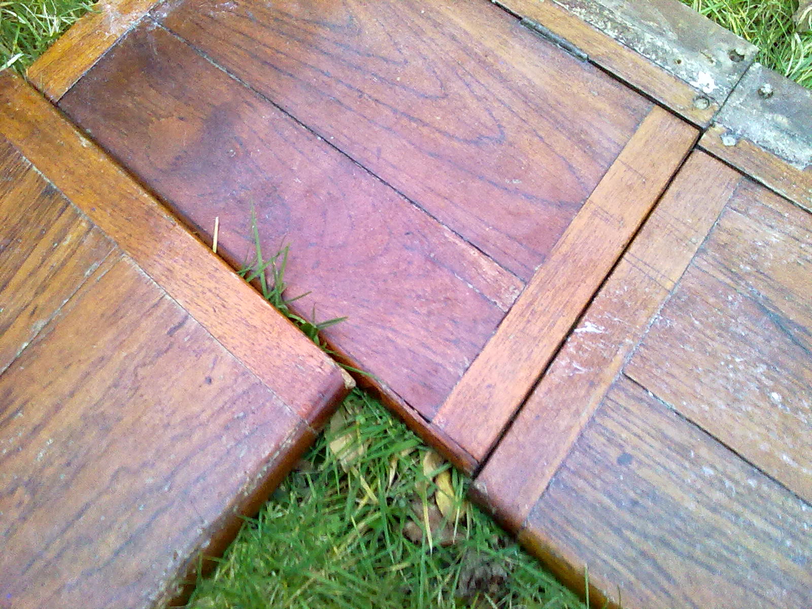 detail current condition stbd fore are and on left the engine lid section()3 bits - 1 l small fillet lost)