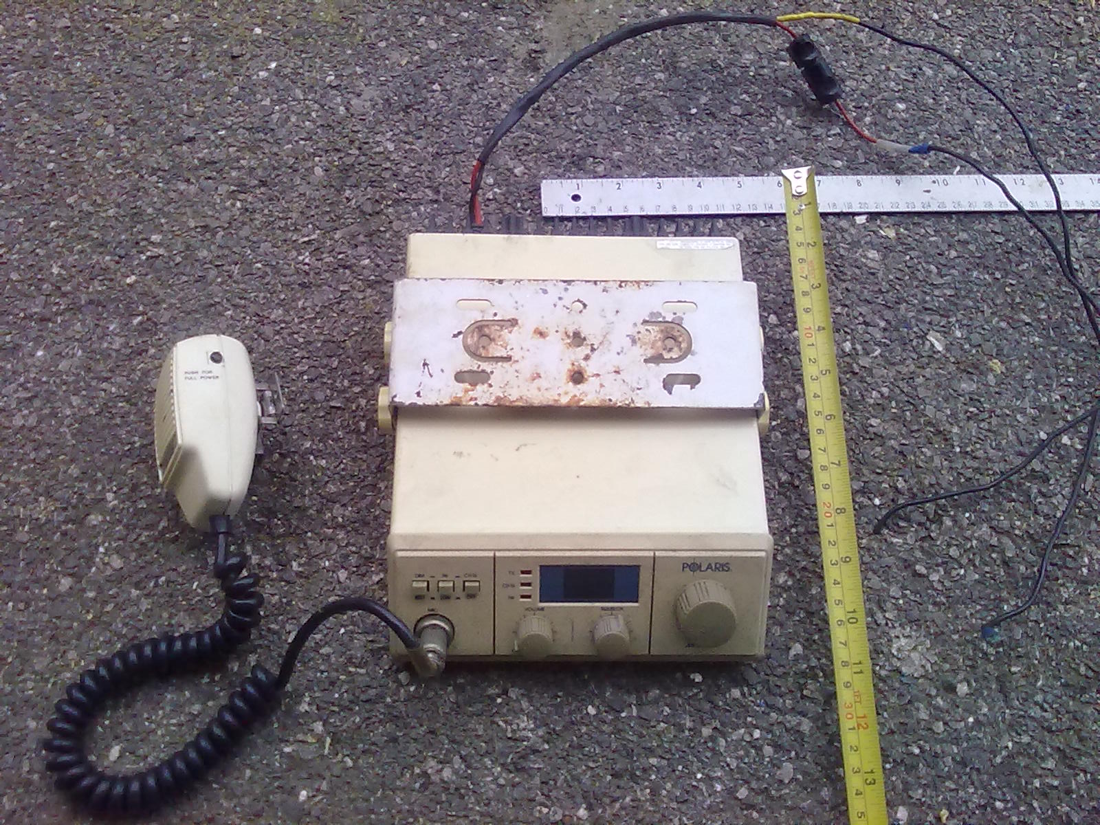 VHF (non DSC) with bracket and mic with clip, GWO but over 10 years old